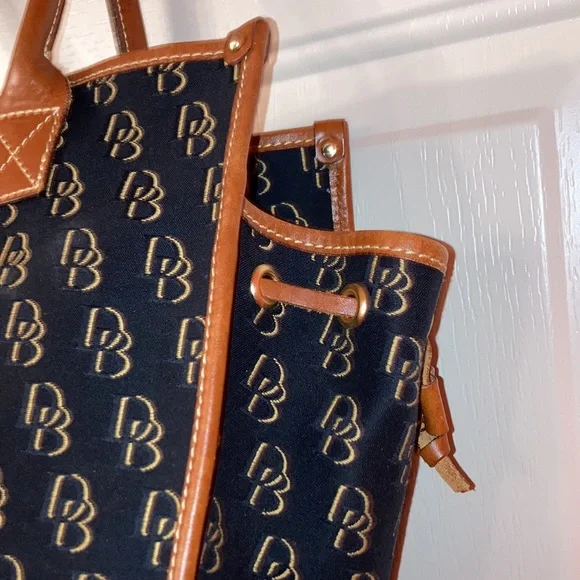 DOONEY & BOURKE BLACK & TAN SHOULDER BAG. VERY CLEAN! ALMOST LIKE NEW - Picture 4 of 15